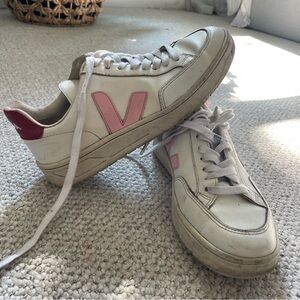 vegan leather vejas - size 6